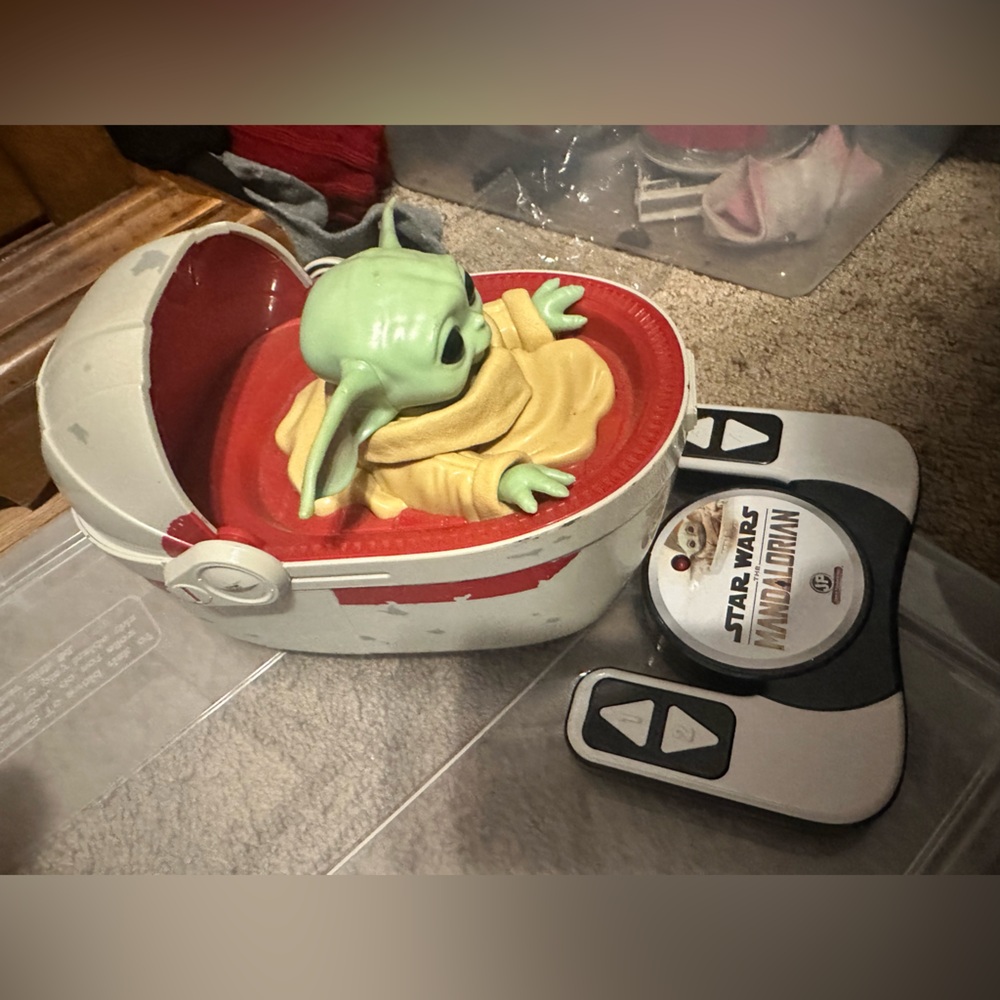 Remote control, baby Yoda gorgu.